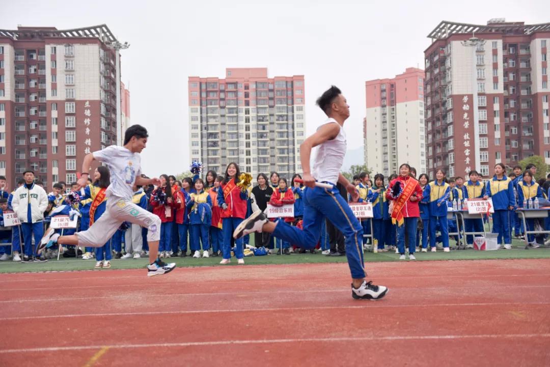 运动场上看谁跑得最快，跳得更远，更高！