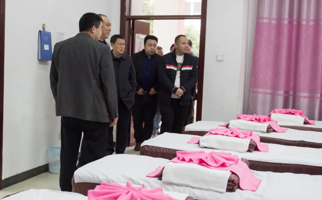 县委书记龙群跃深入松桃职校调研