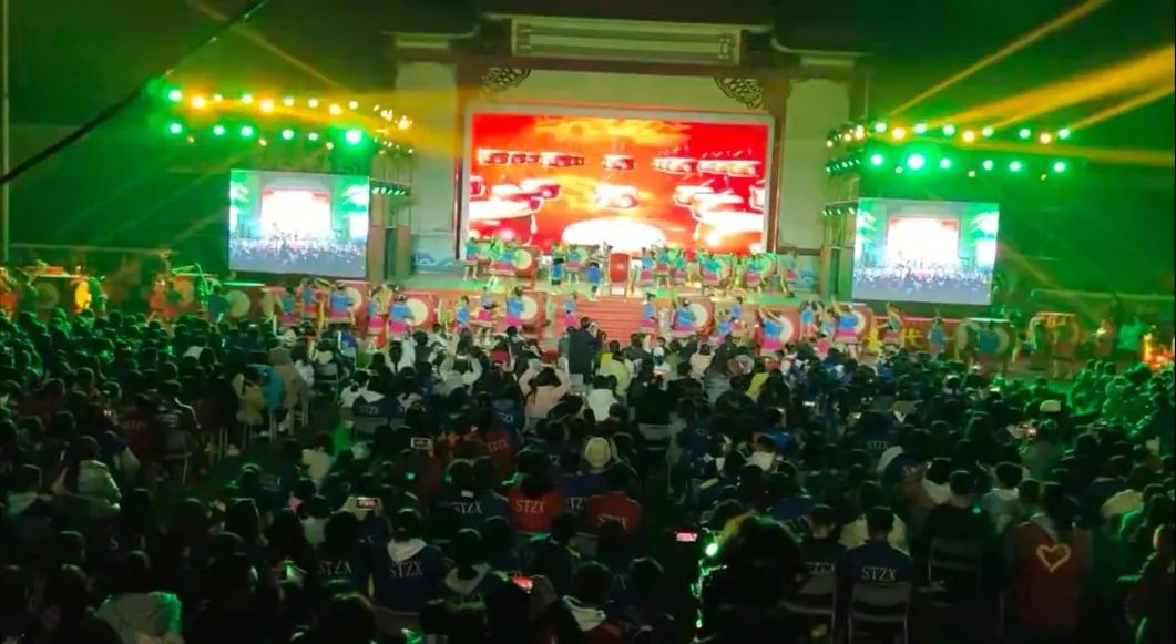 县职校纪念“12.9”运动86周年文艺晚会在足球场隆重举行