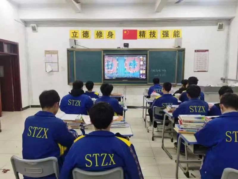 县中等职业学校集中收看“贵州教育大讲堂”学习贯彻全国两会精神特别节目