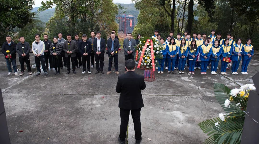 职校前往城南革命烈士陵园举行“缅怀革命先烈，弘扬烈士遗风”清明祭英烈活动