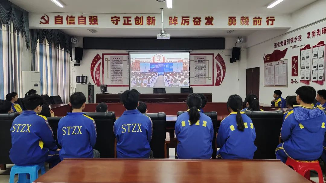 学校收看省职业院校“未来工匠”读书启动会活动直播