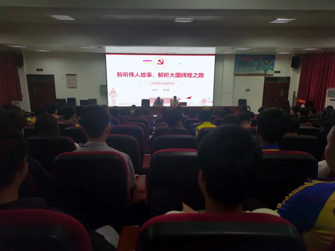 瞿洪政同志上思政课
