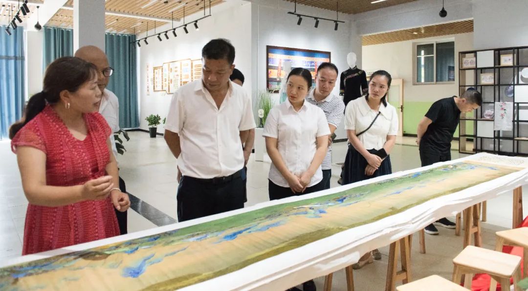 万山区总工会副主席杨长伍一行来校调研