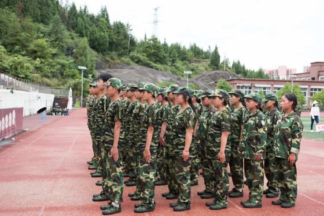 县中等职业学校举行2023级新生军训汇演暨总结表扬大会