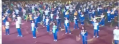 2023届新同学在足球场学习千人花鼓课间操