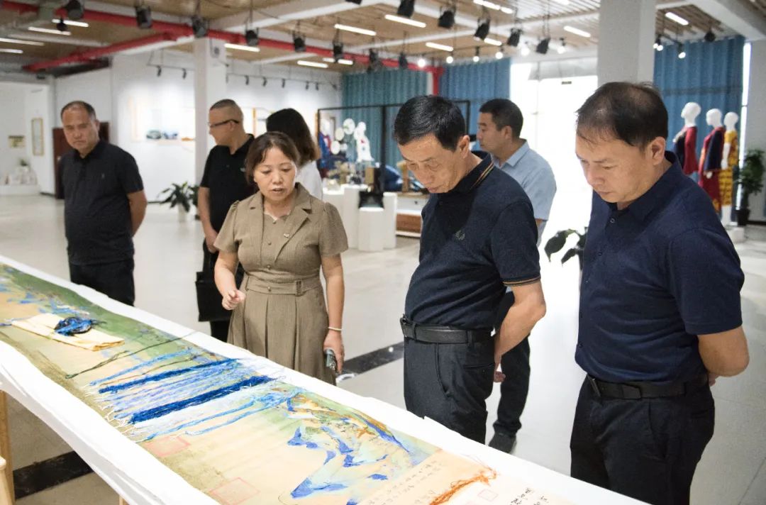 市人大民宗外侨委主任委员张辉兵一行来校调研民族文化进校园工作