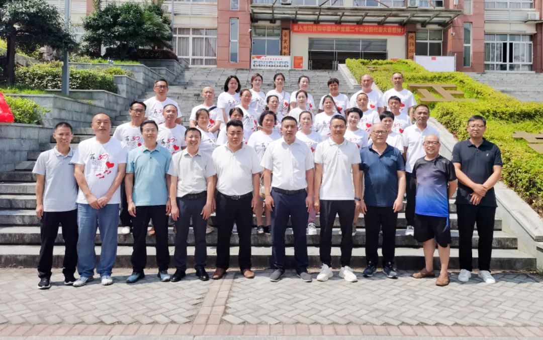 松桃中等职业学校举行优秀校友代表座谈会