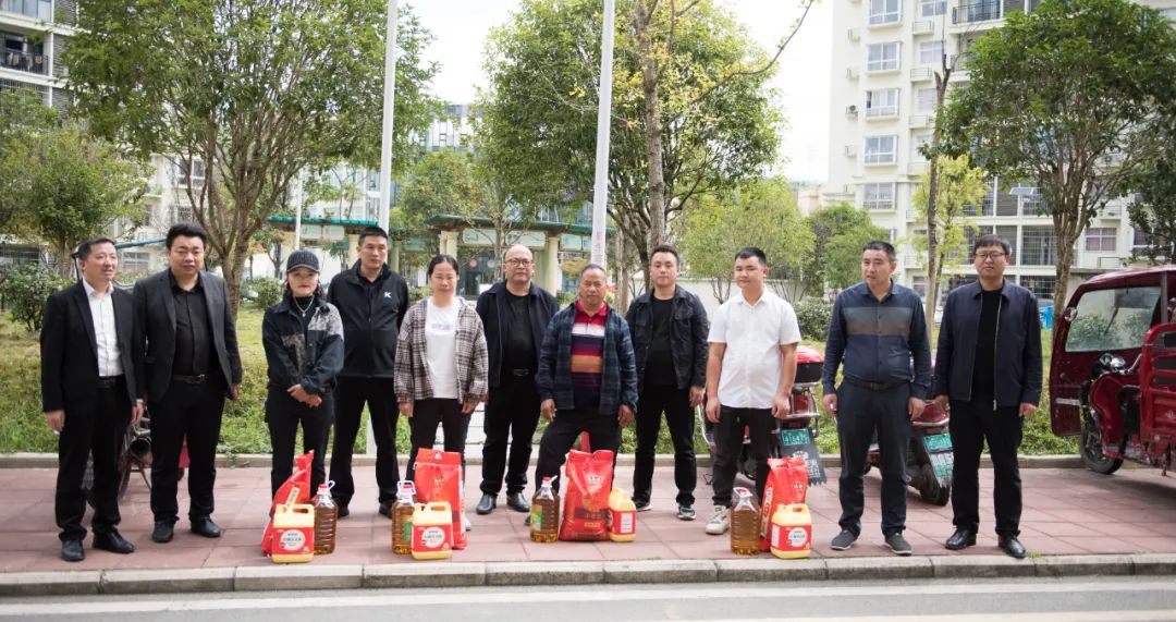 瞿洪政率队到蓼皋街道育才社区调研