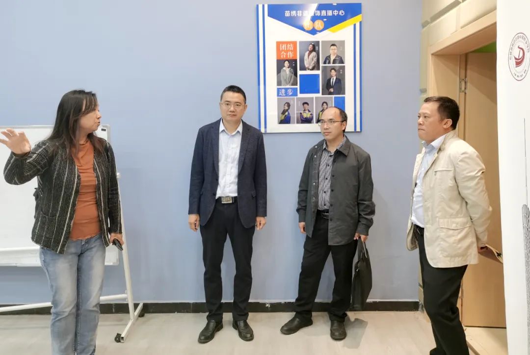 省语委办副主任罗洪贵来校调研