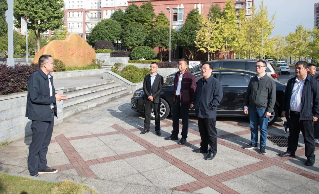 湘西自治州委改革办专职副主任覃昆一行来县中等职业学校调研
